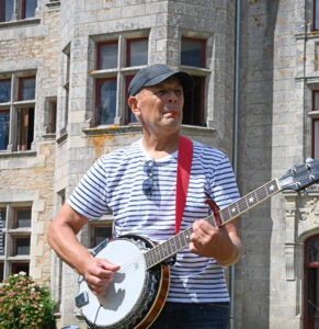 Eric, bassiste Les Cap-Horniers au Château de Perennou